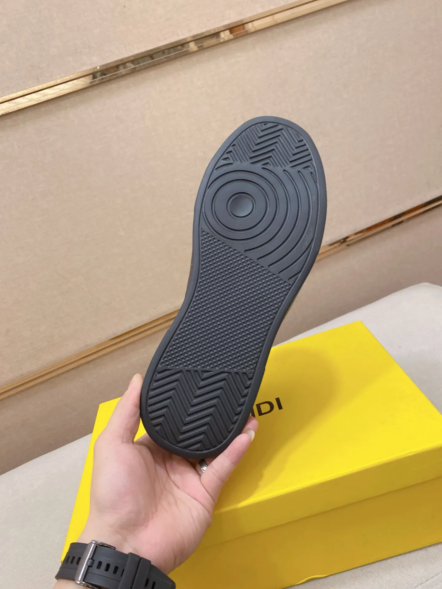 Factory price 400💰 (fendi) New style 👊🏻 upper 🇮🇹 imported cowhide fabric 🇩🇪 lining imported sheepskin lining. The original outsole is molded to highlight the identity of every man, and the upper foot is elegant and stable🚶🏻🚶🏻The high-end custom counters reproduce the original version📯No matter the wind or rain, the shoe last remains unchanged and can withstand the verification of time🔍️,🔵 Size: 38-44